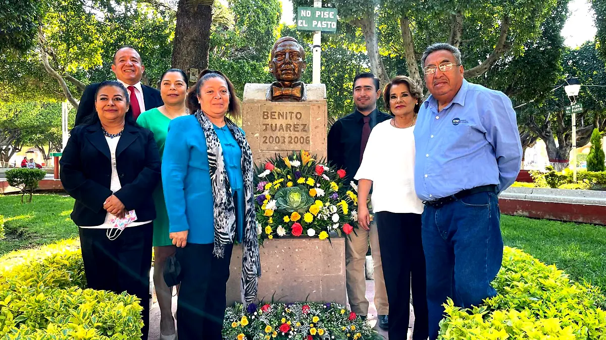 Ofrenda floral en el busto okis